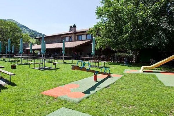 Asador con zona de juegos para niños
