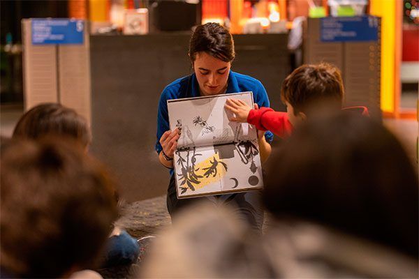 Actividad familiar de fomento de la lectura en Azkuna Zentroa