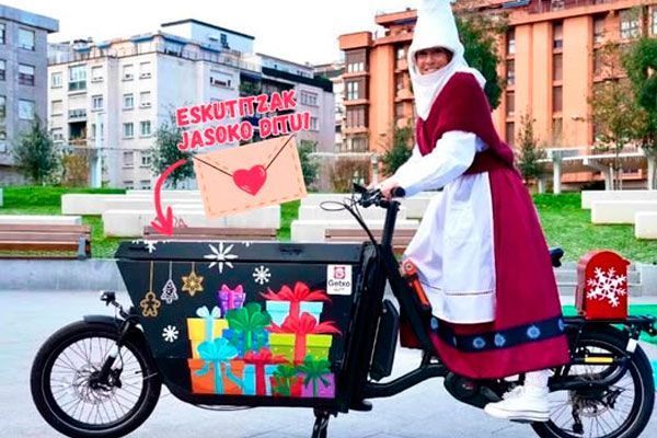 Mari Domingi en bicicleta en Getxo