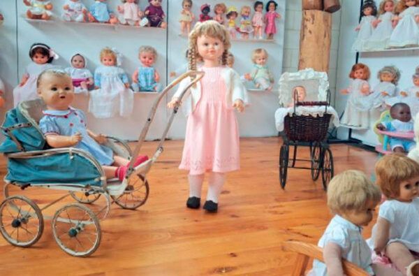 Exposición de muñecas en Artziniega