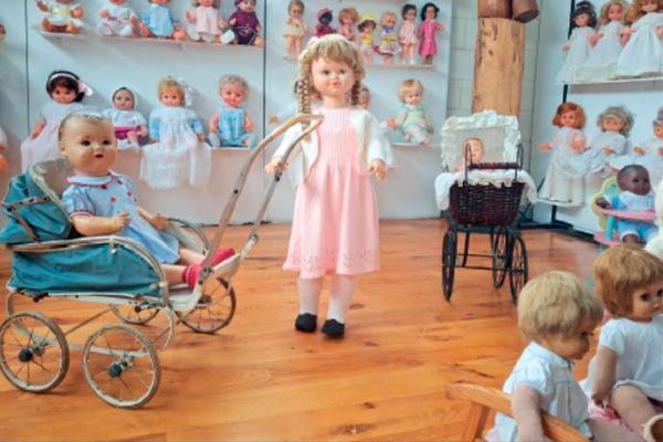 Exposición de muñecas en Artziniega