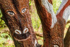 Árbol pintado en el bosque Ugasko de Artxanda en Bilbao