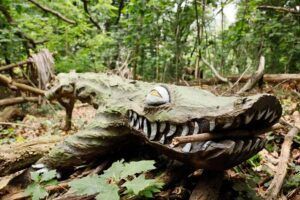 Tronco tallado con forma de cocodrilo en el bosque Ugasko de Artxanda en Bilbao